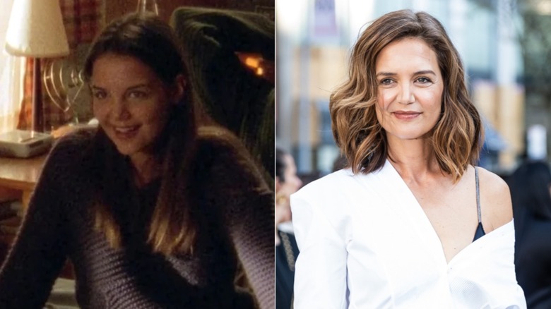Till vänster bar skådespelaren Katie Holmes sitt raka bruna hår med en mittdel tillsammans med neutral smink medan hon bar en mörkgrå kabelstickad tröja under ett avsnitt av Dawson's Creek. Till höger bar skådespelaren Katie Holmes sitt bruna hår i strandiga vågor och en sidodel med rosa kinder och en subtil läpp tillsammans med en krispig vit skjorta som hängde på ena axeln och en svart tank undertill vid en galavisning i New York i april 2026.