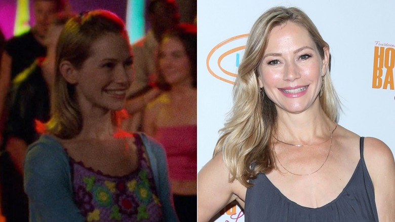 Till vänster bar skådespelaren Meredith Monroe sitt ljusbruna hår halvt upp med volym upptill tillsammans med ett ljust linne under en blå tröja under ett avsnitt av Dawson's Creek. Till höger bar skådespelaren Meredith Monroe sitt blonda hår i en sidodel och lösa vågor med en rosa läpp och två tunna guldhalsband tillsammans med en marinblå klänning med axelband vid en lunch i Beverly Hills 2017.