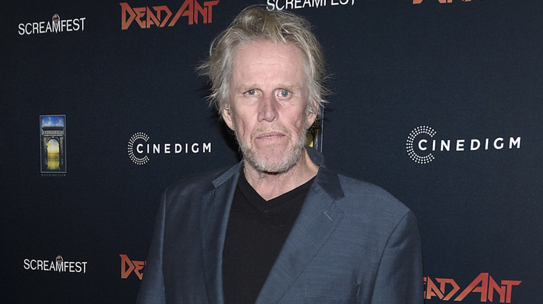 Gary Busey poserar i kostym