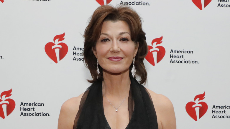 Amy Grant poserar i en svart outfit