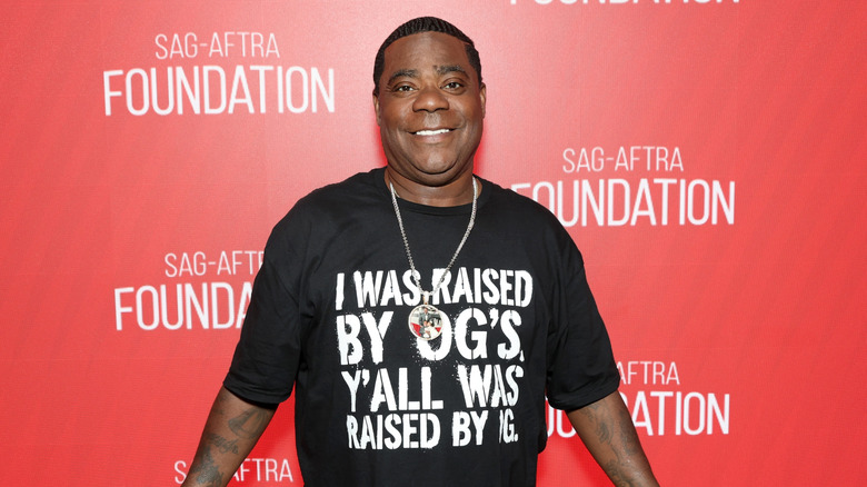 Tracy Morgan poserar i en svart t-shirt
