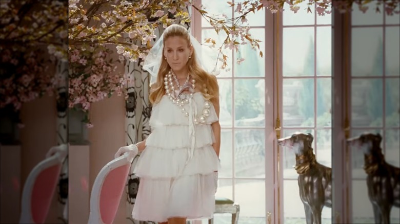 Sarah Jessica Parker som Carrie Bradshaw iklädd en bröllopsklänning i tyll och en minislöja.