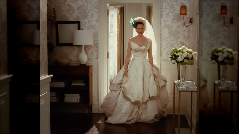 Sarah Jessica Parker som Carrie Bradshaw iklädd en voluminös draperad bröllopsklänning och slöja.