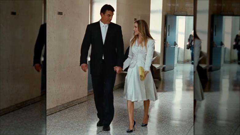 Sarah Jessica Parker som Carrie Bradshaw iklädd en vit kjolkostym.