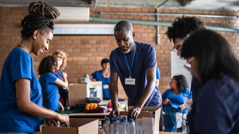 Volontärer sorterar donationer