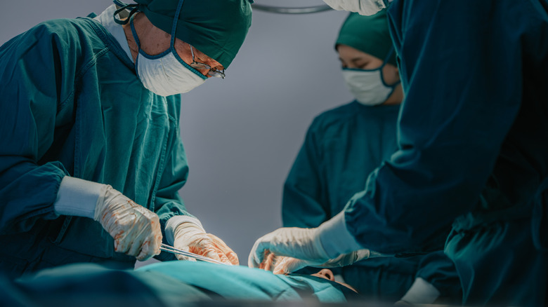 Kirurger som utför en medicinsk procedur i en operationssal