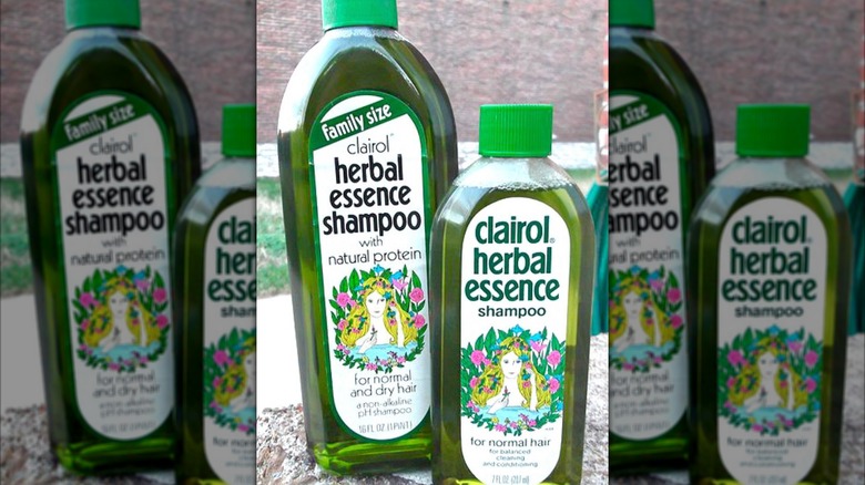 Två flaskor vintage Clairol Herbal Essence Shampoo.