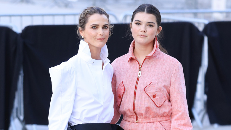Keri Russell och Willa Lou Deary ler tillsammans på röda mattan