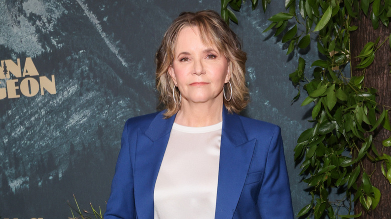 Lea Thompson bär en blå kostym