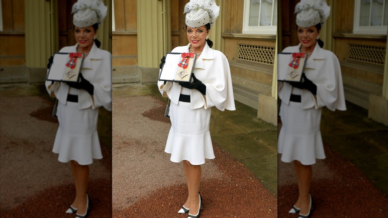 Joan Collins klädd i en vit klänning