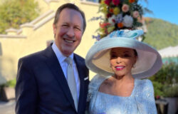Joan Collins spikade en av de hetaste färgtrenderna med sin mor-till-brudgum-outfit