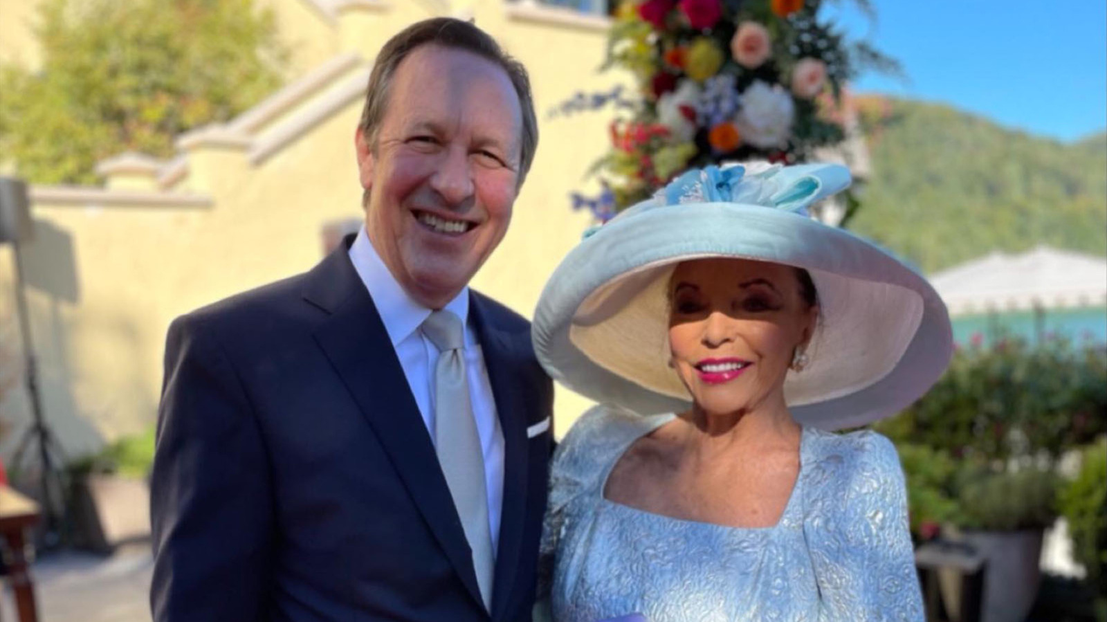 Joan Collins spikade en av de hetaste färgtrenderna med sin mor-till-brudgum-outfit