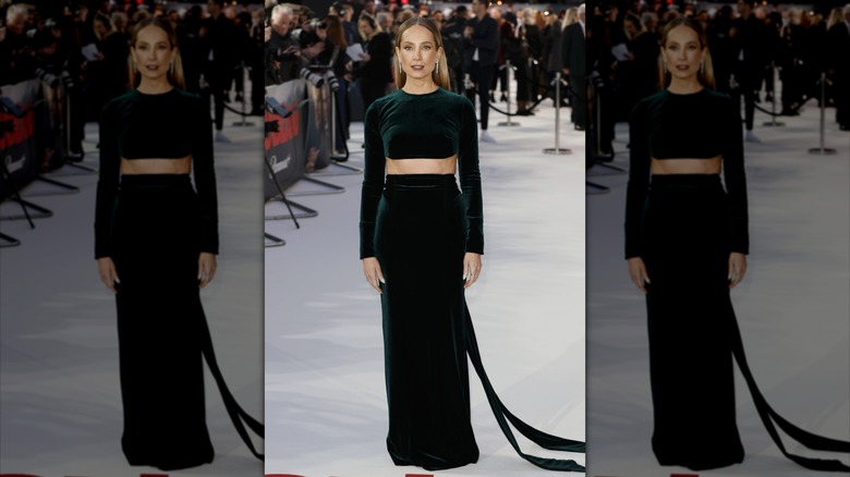 Joanne Froggatt bär en smaragdgrön topp och kjol