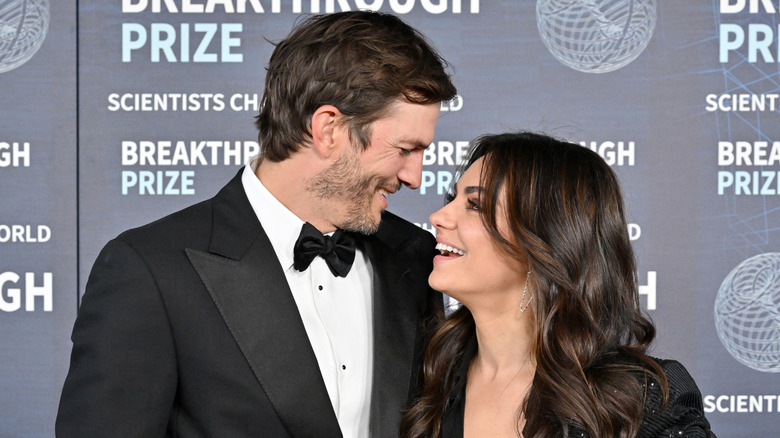 Ashton Kutcher och Mila Kunis närvarar vid den nionde årliga genombrottsprisceremonin på Academy Museum of Motion Pictures