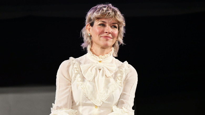 Evangeline Lilly i vit blus