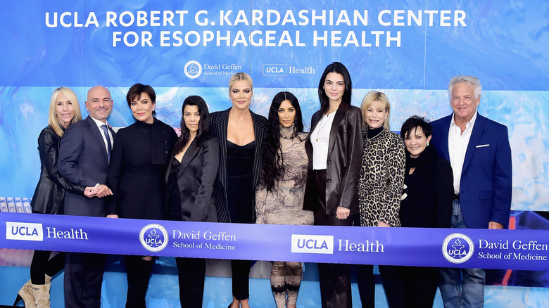 Melina Esrailian, Dr. Eric Esrailian, Kris Jenner, Kourtney Kardashian, Khloe Kardashian, Kim Kardashian West, Kendall Jenner, Sheila Kolker, Joyce Kraines och Randy Kolker deltar i UCLA Robert G. Kardashian Center For Esophageal Health Dedication Event vid UCLA Meyer och Renee Luskin Conference Center