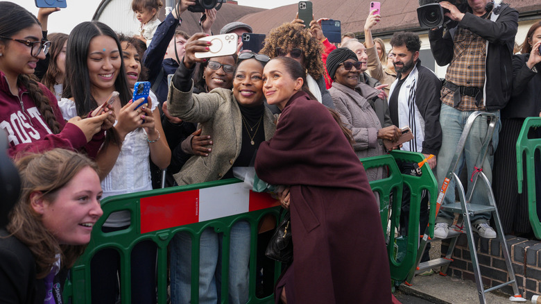 Meghan Markle poserar med brittiska fans i oktober 2026.