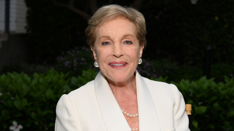 Julie Andrews ler